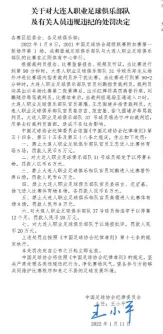 萧海龙安排董若琳坐在主位，叶辰则一个人坐在角落里，只有董若琳时不时的和他说几句话。
